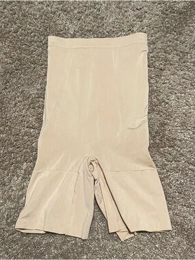 SPANX Seamless High -Waist Nude Shaping Shorts